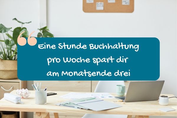 Zitatgrafik mit dem Text: „Eine Stunde Buchhaltung pro Woche spart dir am Monatsende drei.“