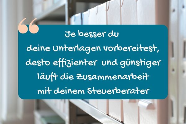 Zitatgrafik mit dem Text: „Je besser du deine Unterlagen vorbereitest, desto effizienter – und günstiger – läuft die Zusammenarbeit mit deinem Steuerberater.“